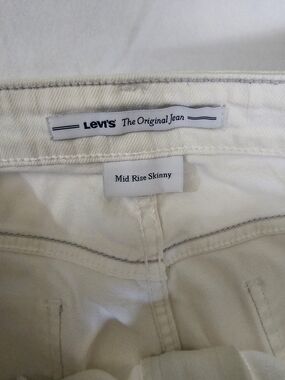 Levi's Mid Rise Skinny Jeans in White